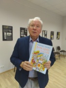 Jeronimas Laucius su nauja knyga. Vytauto Žeimanto nuotrauka Jeronimas Laucius su nauja knyga. Vytauto Žeimanto nuotrauka